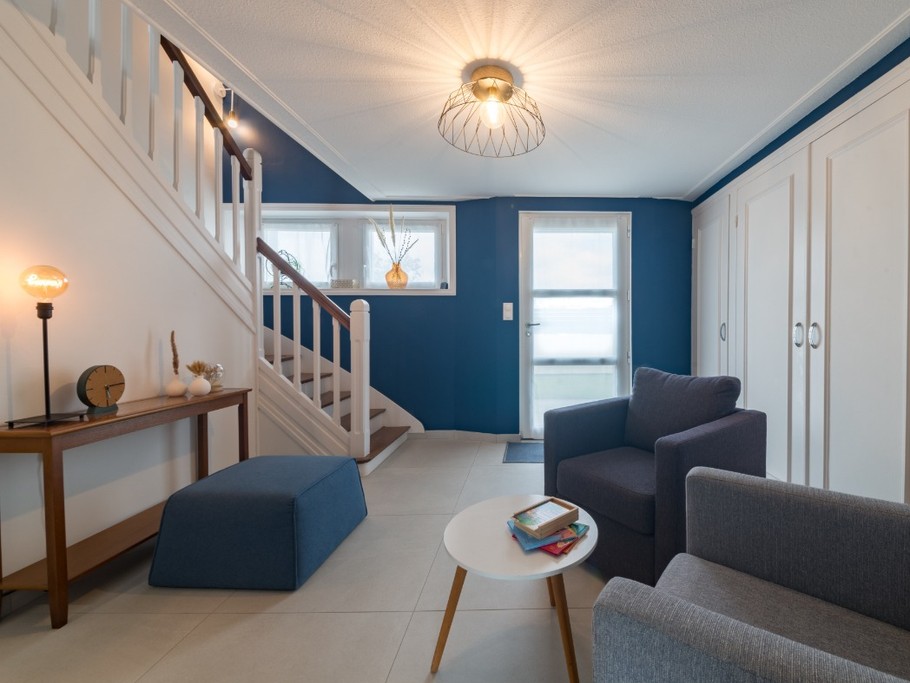 vaste hall d'entrée de la location avec salon