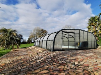 Piscine couverte chauffée aux 3 locations