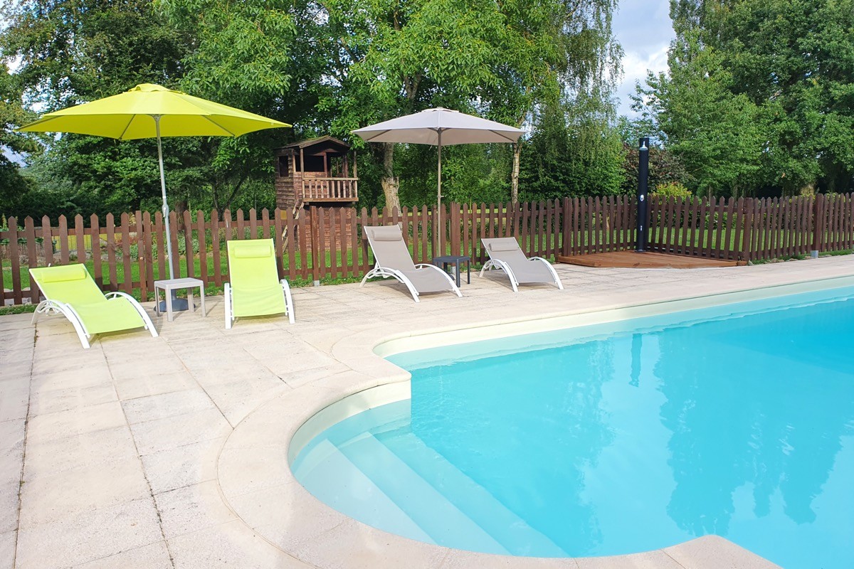 Piscine d'eau saline chauffée à 28°C.