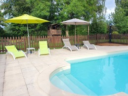 Piscine d'eau saline chauffée à 28°C.