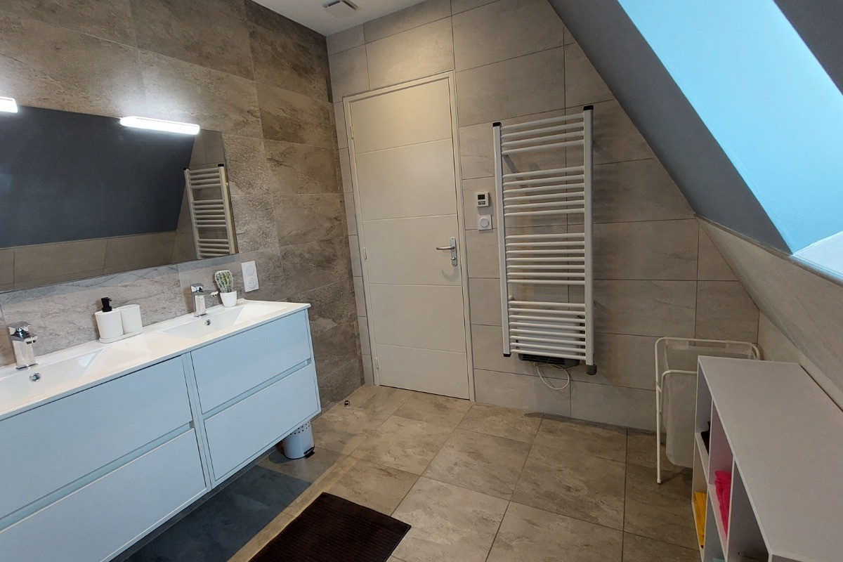 Salle de bain fonctionnelle avec WC séparés