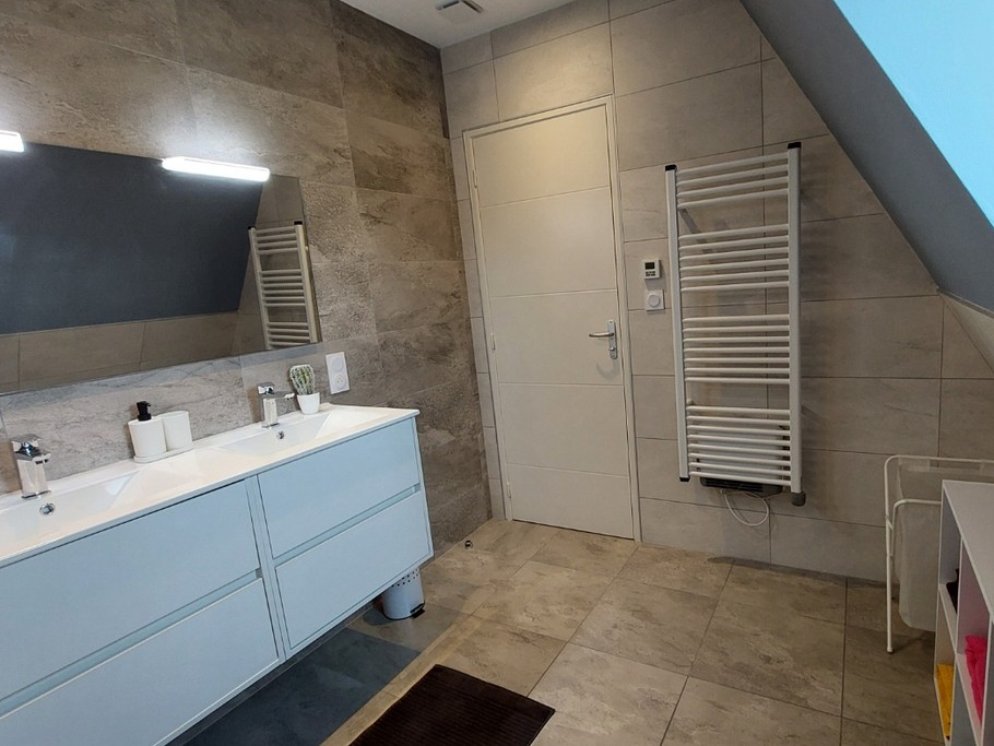 Salle de bain fonctionnelle avec WC séparés