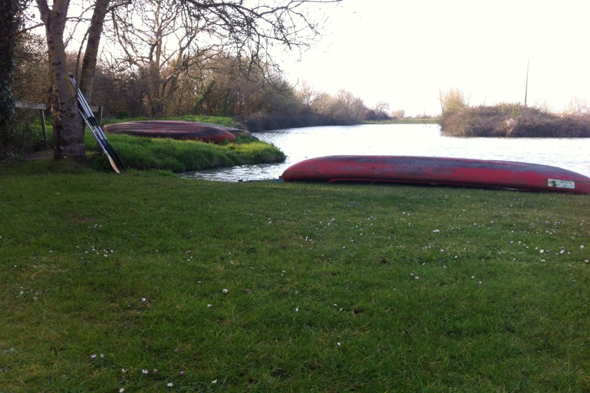 étang avec canoé à 200m