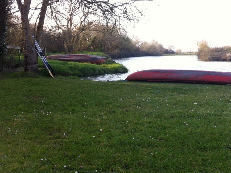 étang avec canoé à 200m