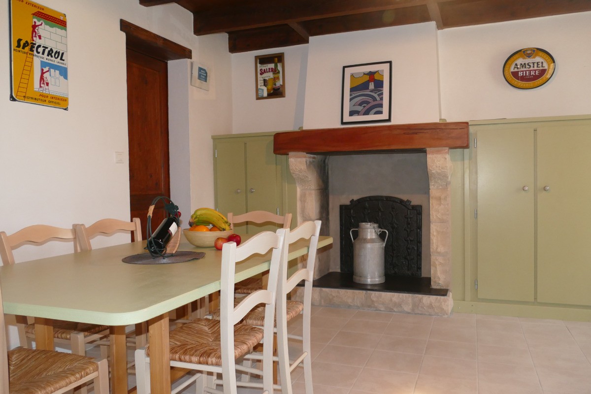 La salle à manger , chaleureuse et lumineuse.