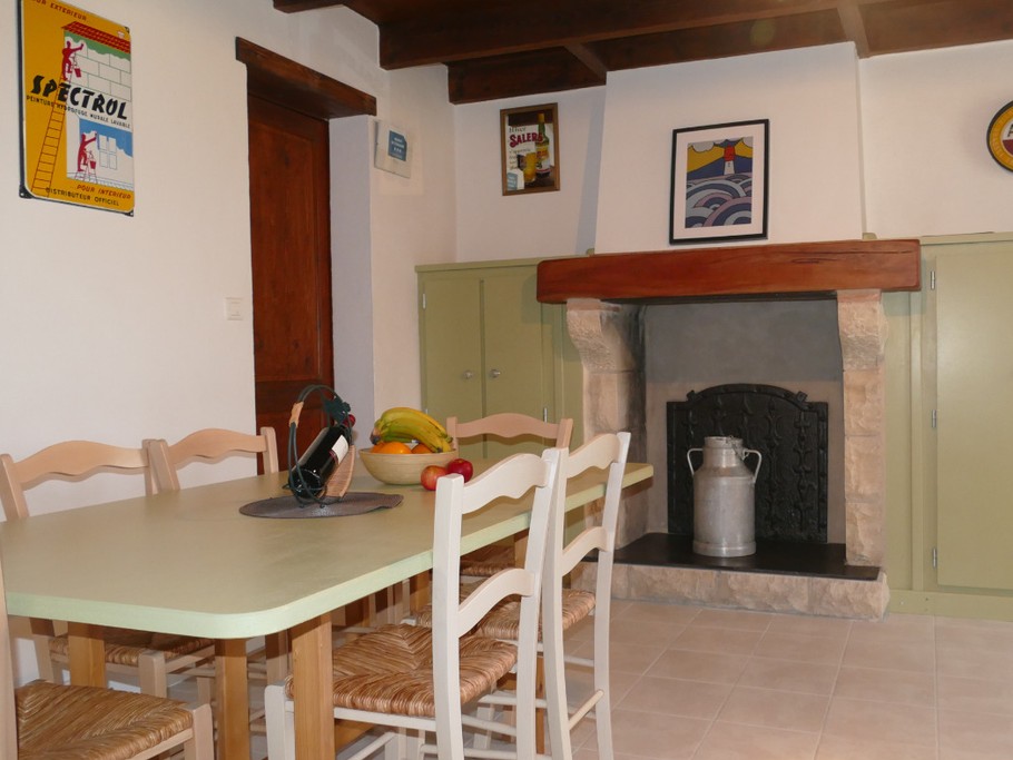 La salle à manger , chaleureuse et lumineuse.