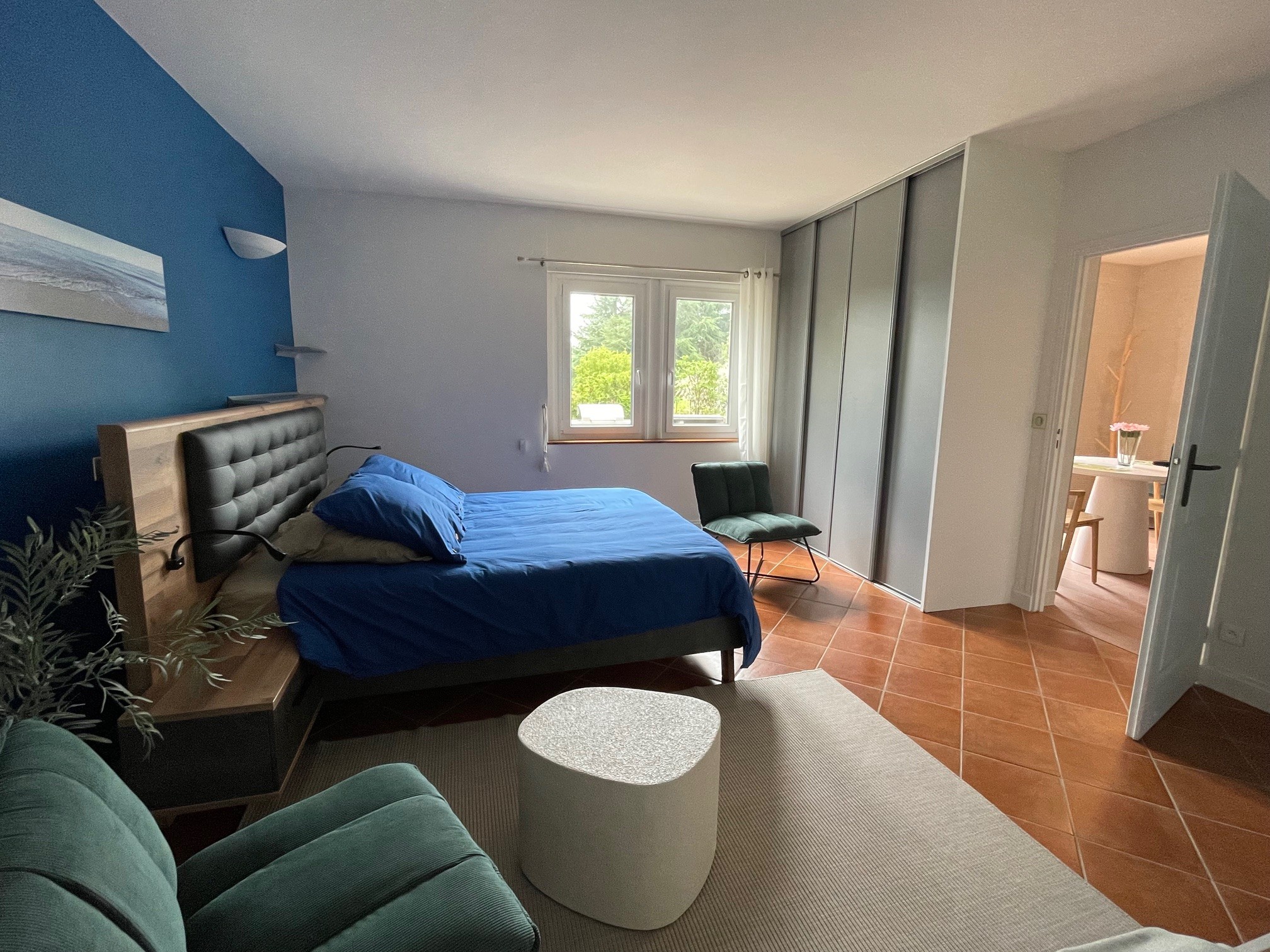 Ground-floor apartment overlooking the park