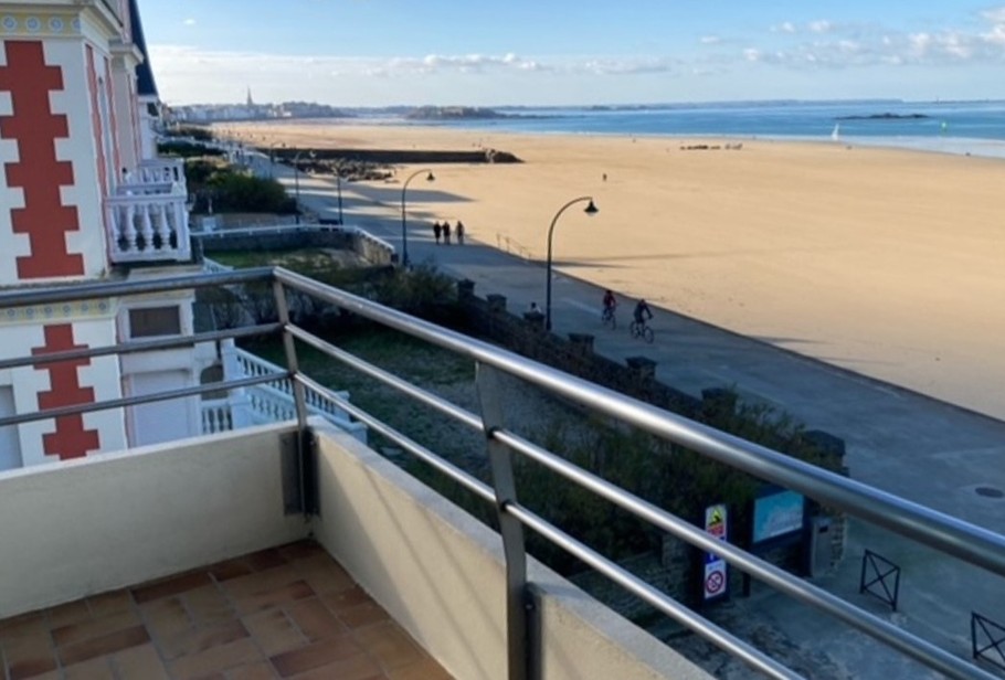 Depuis le balcon, vue imprenable sur la plage du Sillon et la cité fortifiée de Saint-Malo (intra-muros)