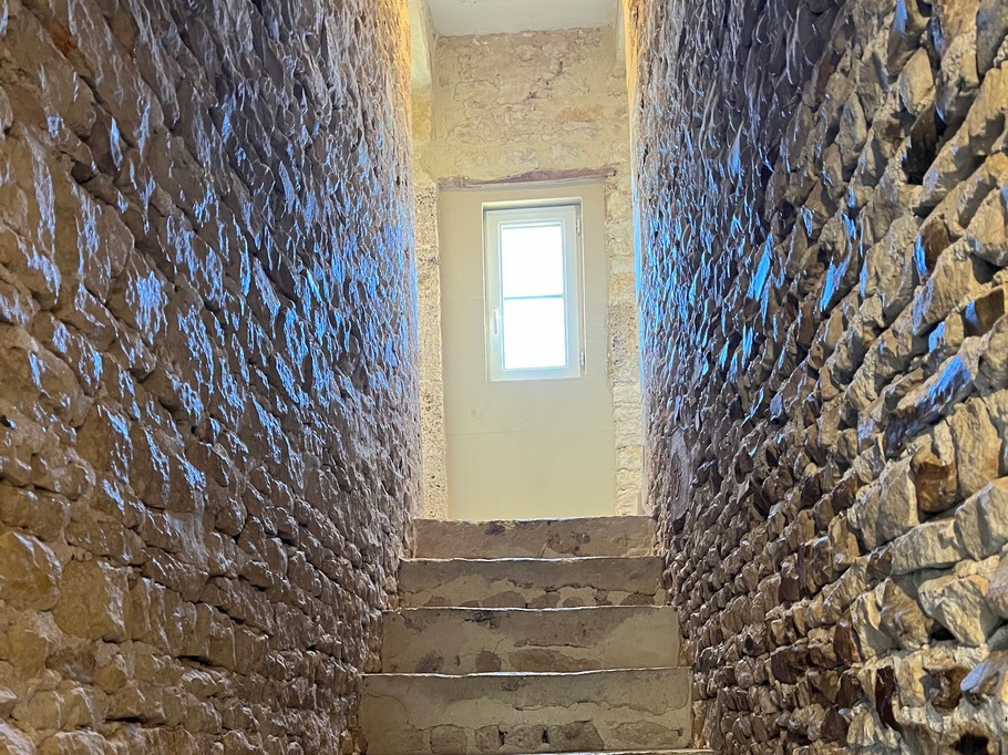 La maison de Karen Gîte 4 personnes Aure/mer escalier en pierre