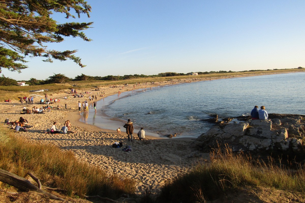 Plage de Luzéronde à 1 km.