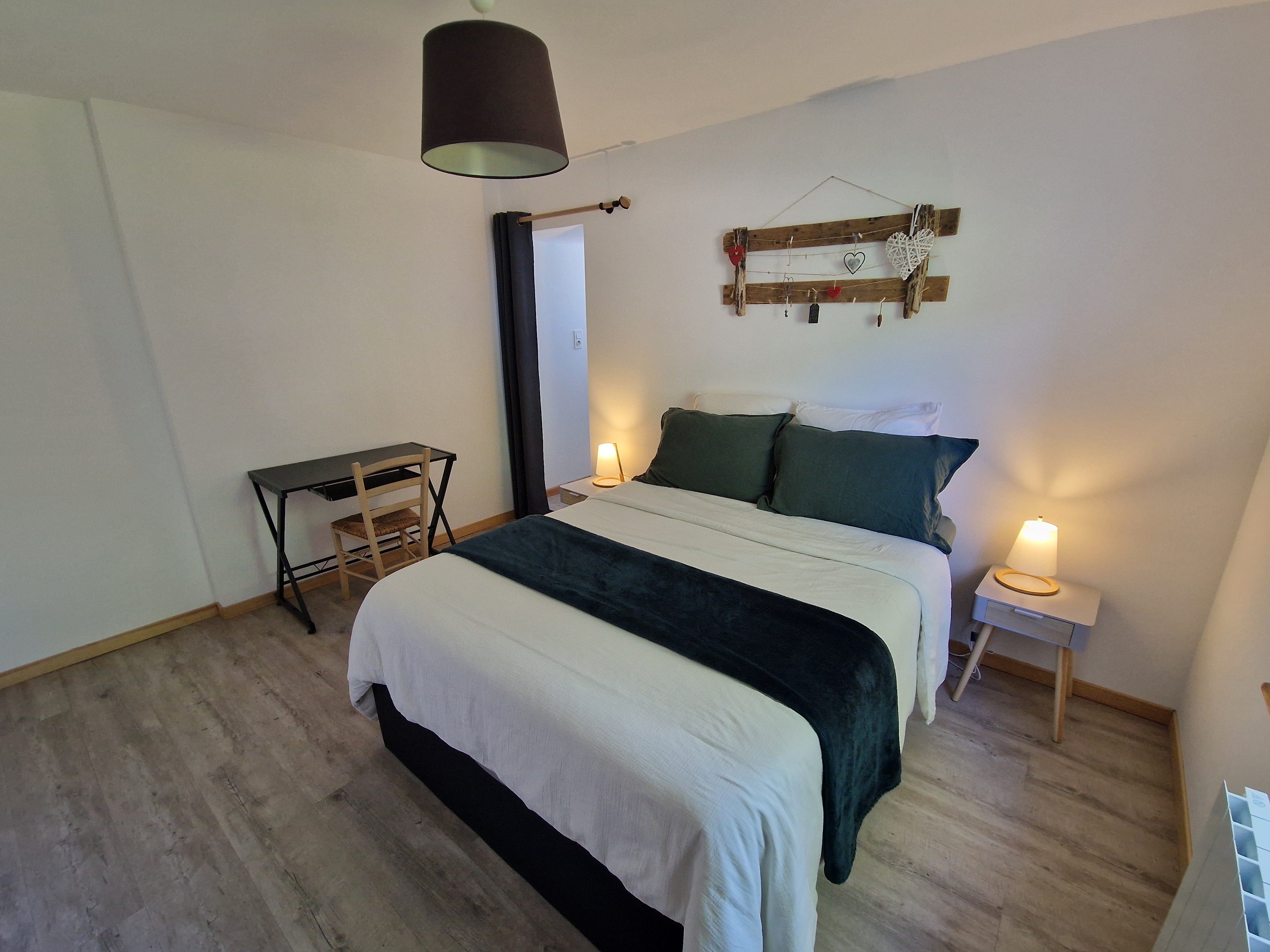 Chambre spacieuse avec son bureau