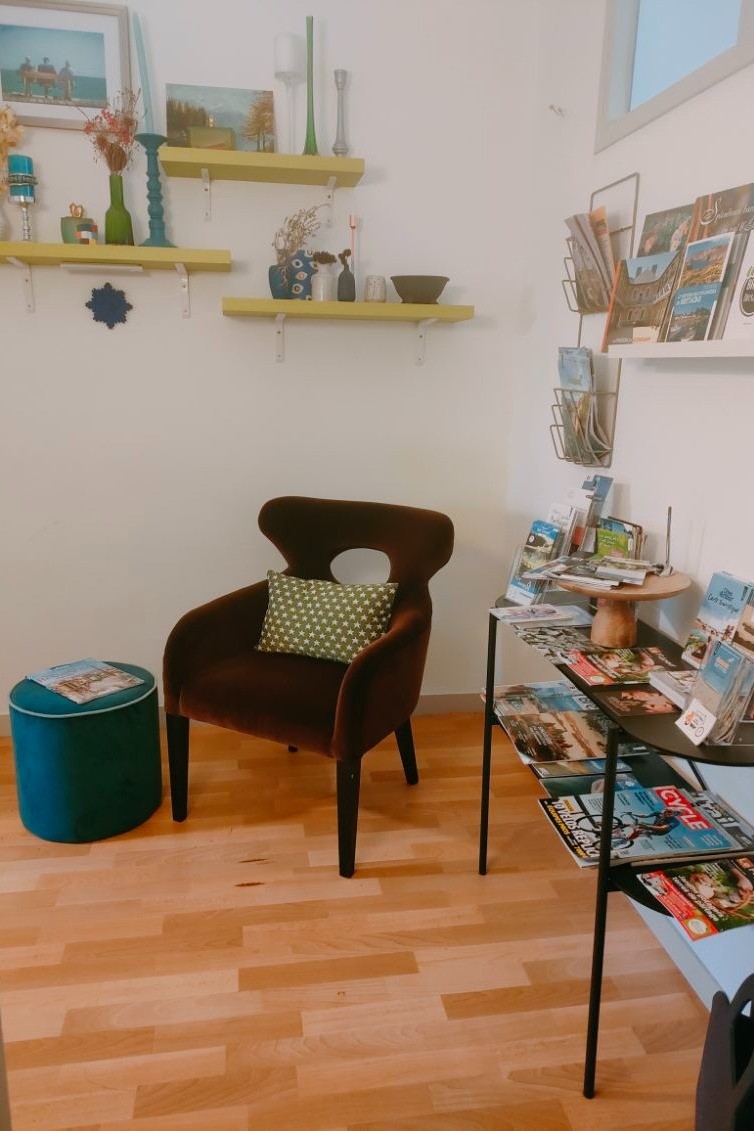 Salle des petits déjeuners avec espace détente et lecture