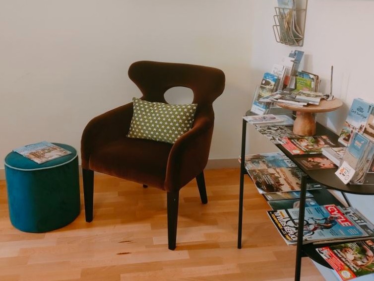 Salle des petits déjeuners avec espace détente et lecture