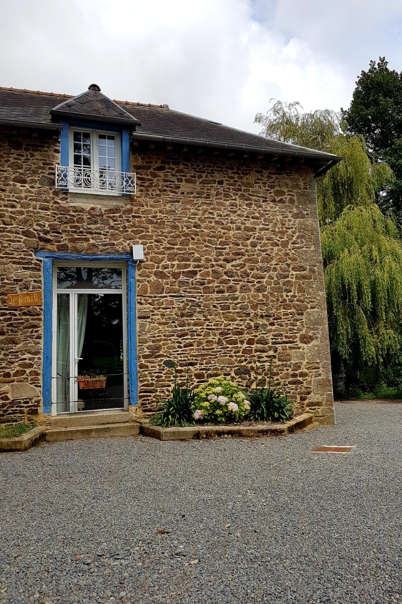 La façade du gîte, une maison en pierres de pays. L'entrée se situe à l'arrière.