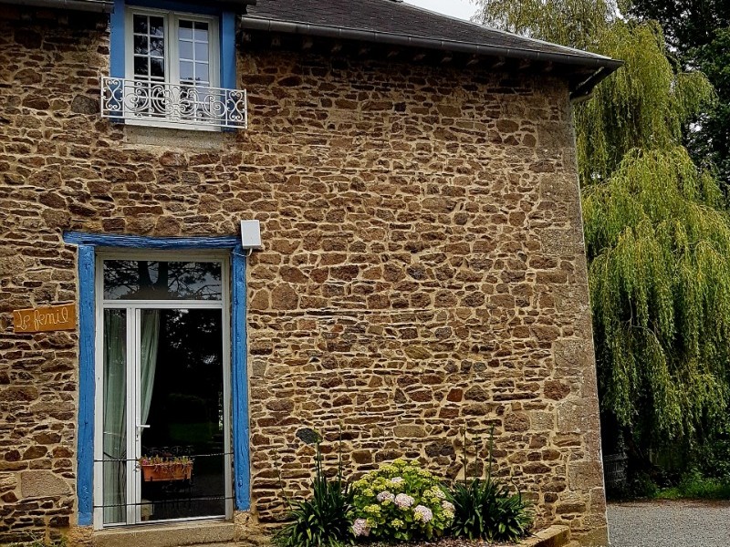 La façade du gîte, une maison en pierres de pays. L'entrée se situe à l'arrière.