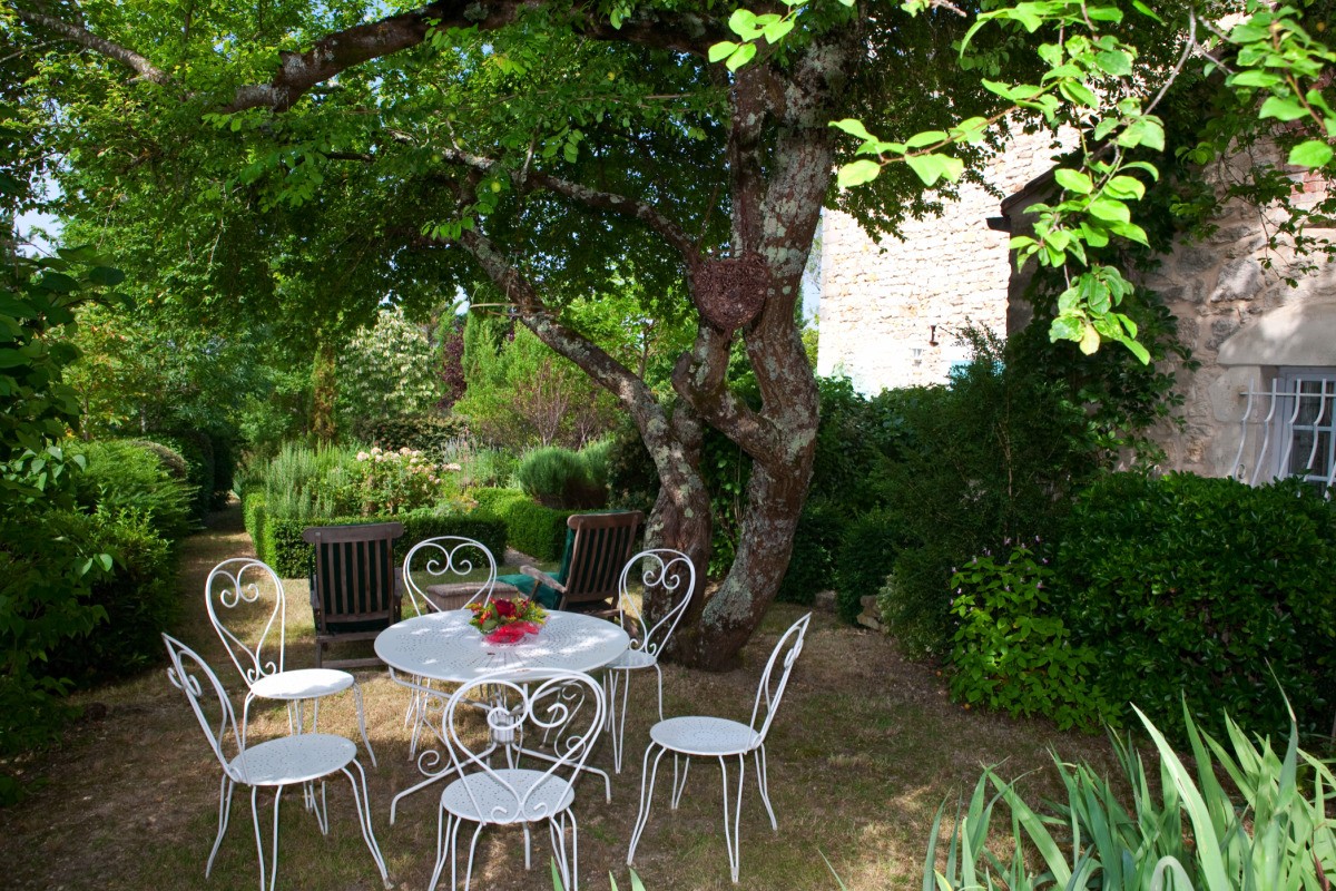 Coin ombragé avec vue sur le jardin de "curé"