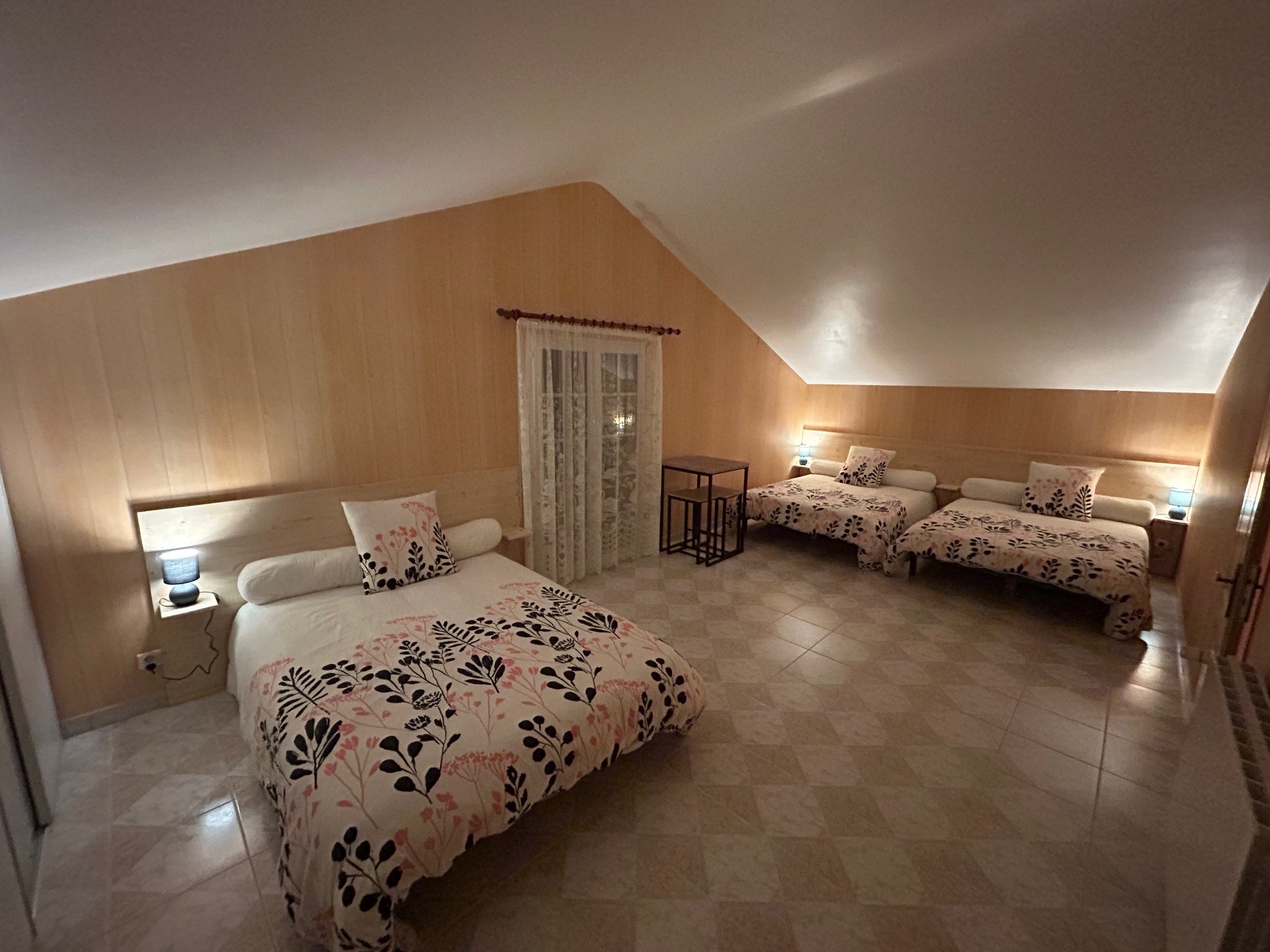 Chambre avec trois lits double