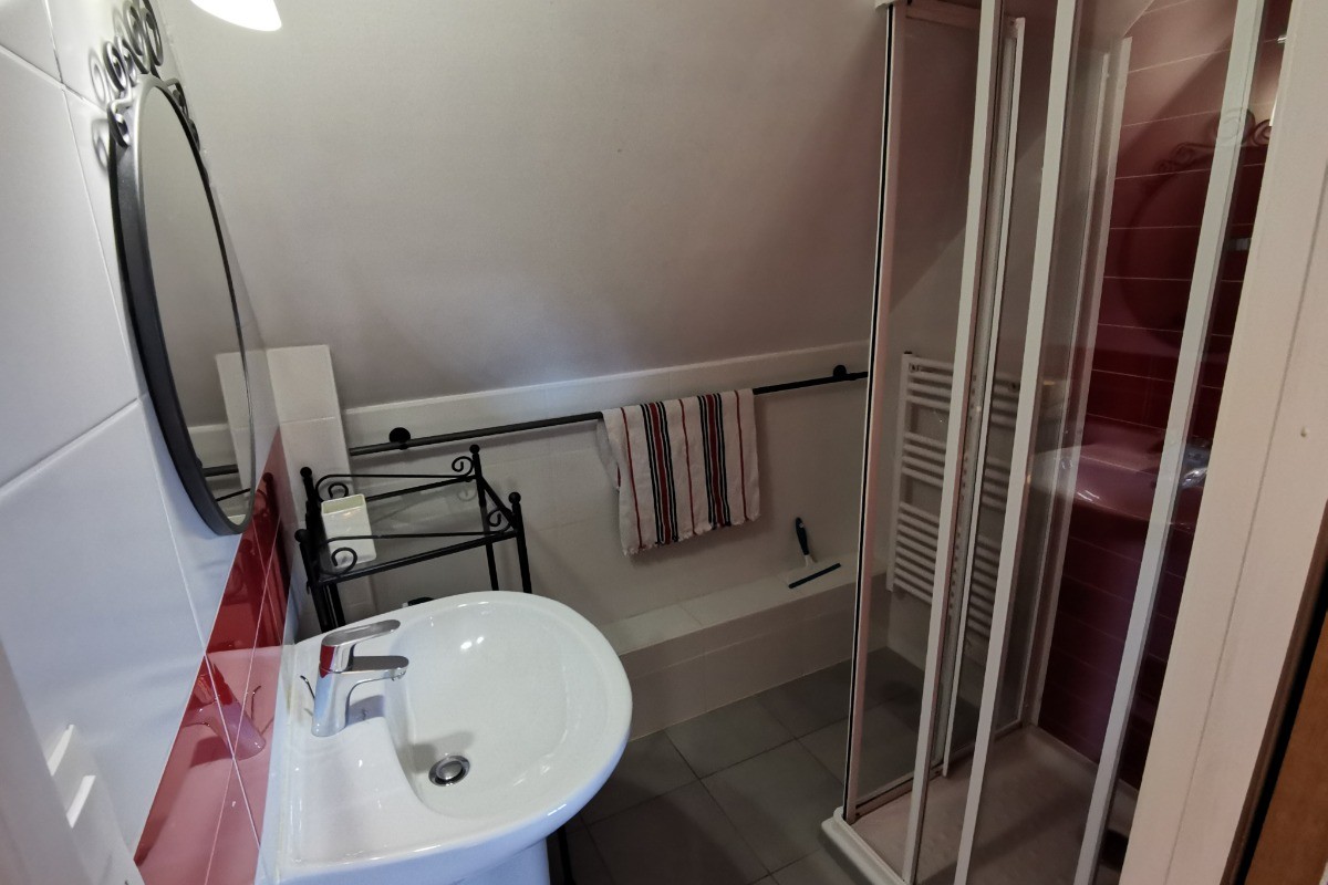 Salle d'eau de la chambre