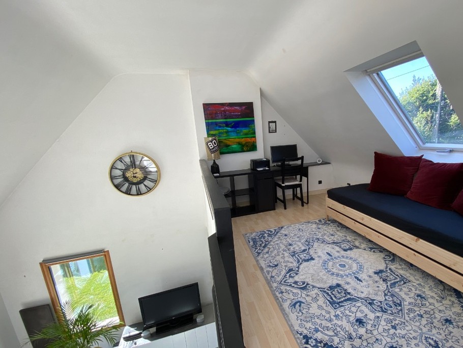 Espace bureau/salon dans la mezzanine avec Ecran + Imprimante laser (N&B) + Wifi