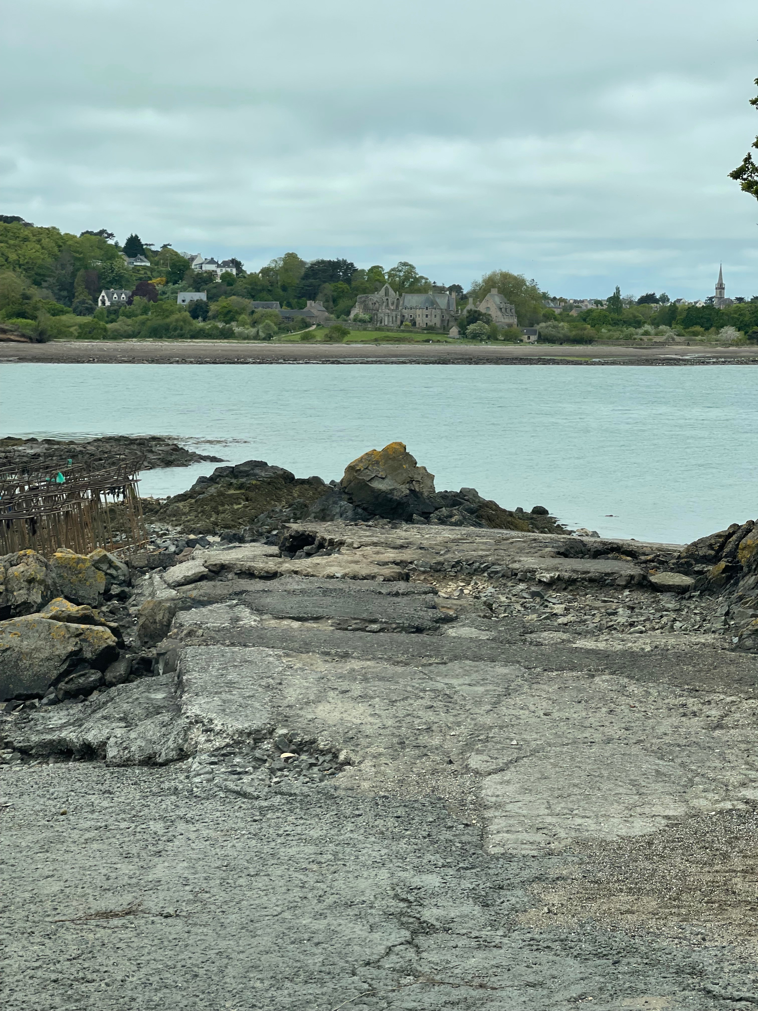 Plage kerarsic vu sur l’abbaye de beauport