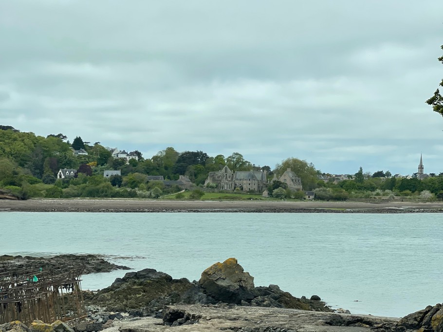 Plage kerarsic vu sur l’abbaye de beauport