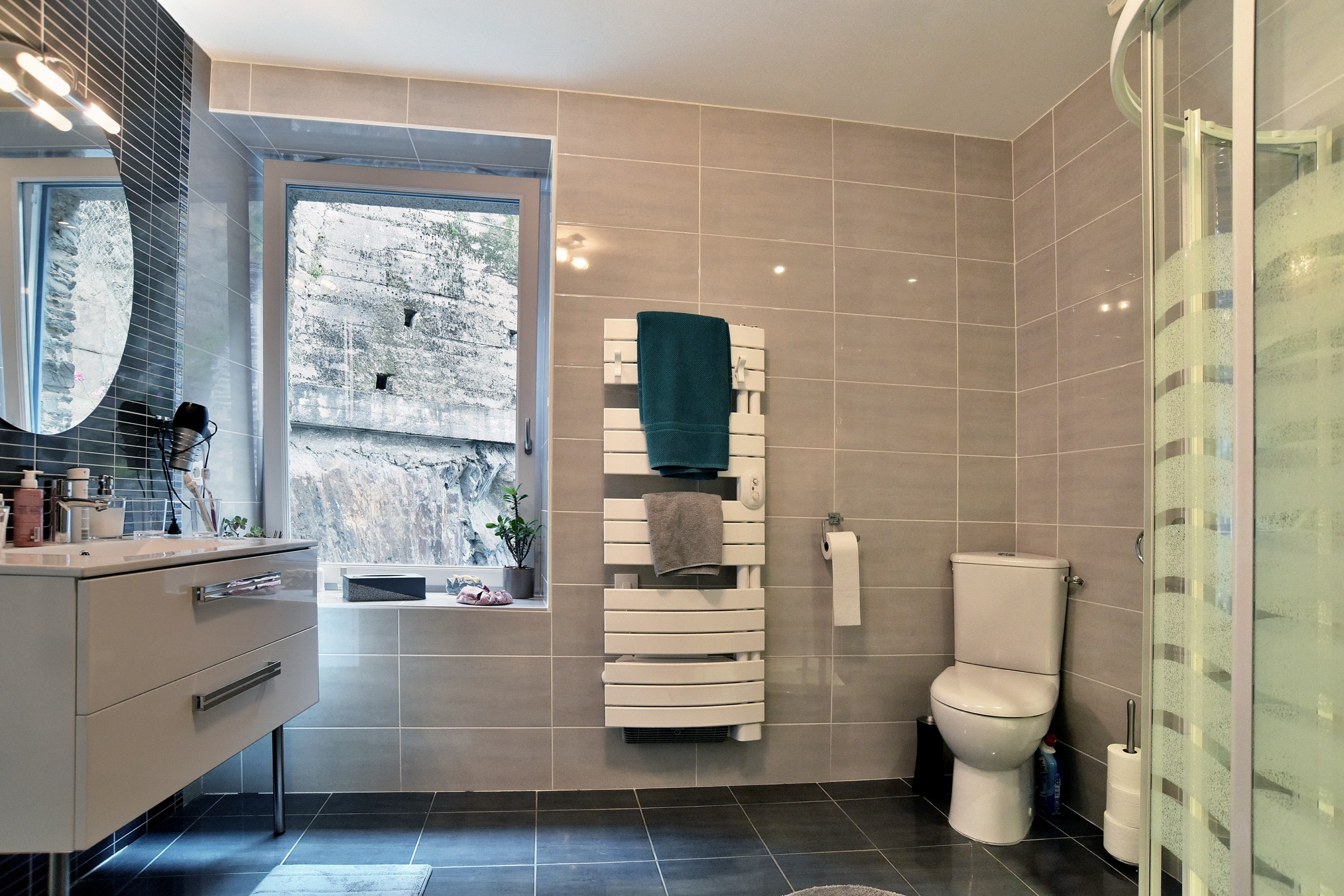 Salle d'eau au 1er étage avec douche, meuble vasque et WC