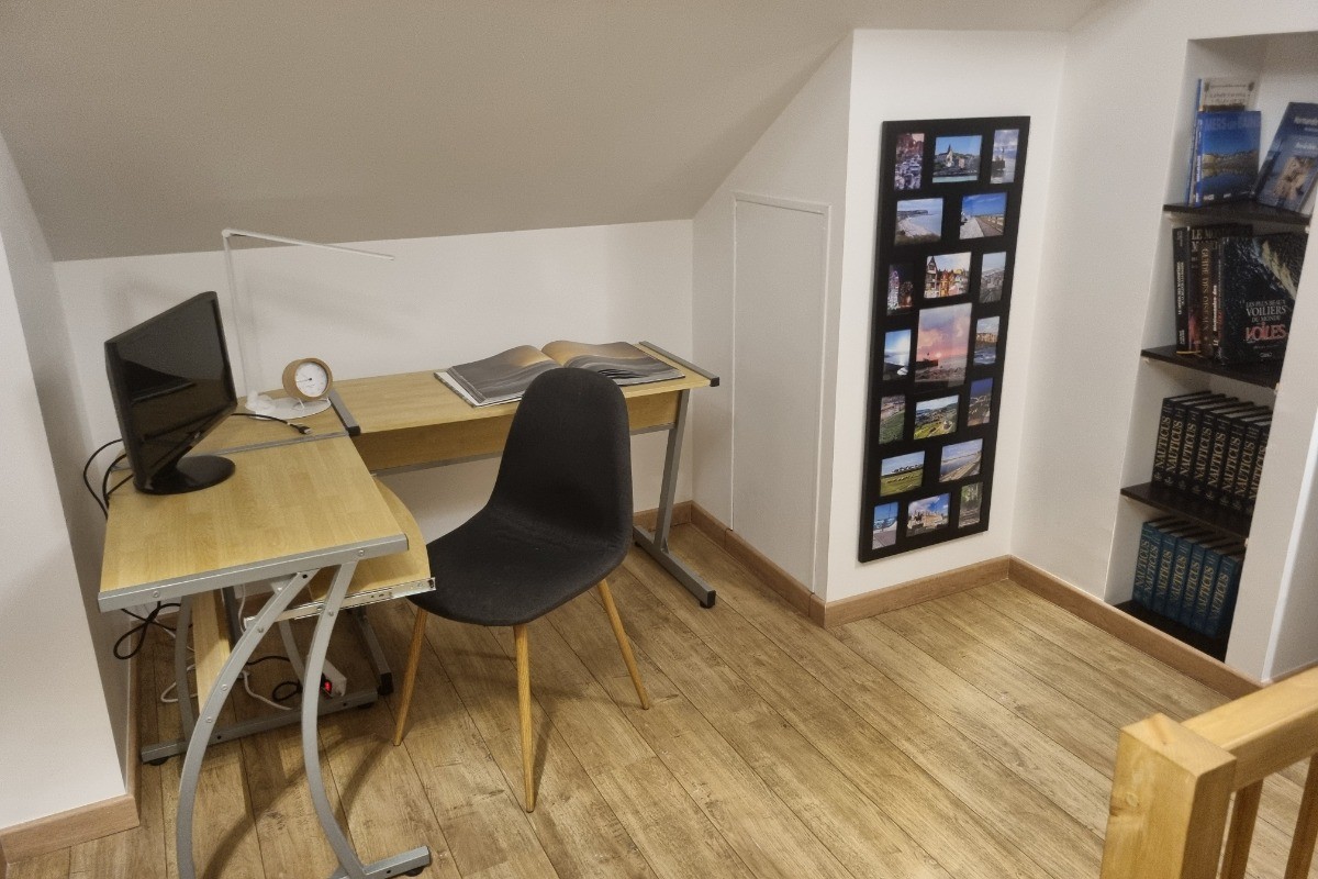 pièce palière:
- espace de travail (wifi) avec un écran de PC câble HDMI
- bibliothèque
- coffre-fort
-2 grandes étagères à disposition pour vos habits