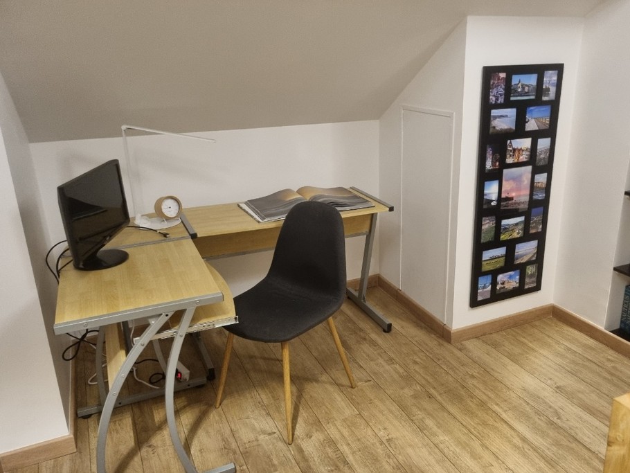 pièce palière:
- espace de travail (wifi) avec un écran de PC câble HDMI
- bibliothèque
- coffre-fort
-2 grandes étagères à disposition pour vos habits