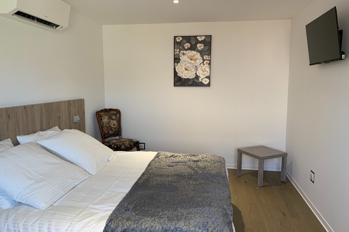 Chambre n°1 climatisée, avec TV - Gites La Source du Rey