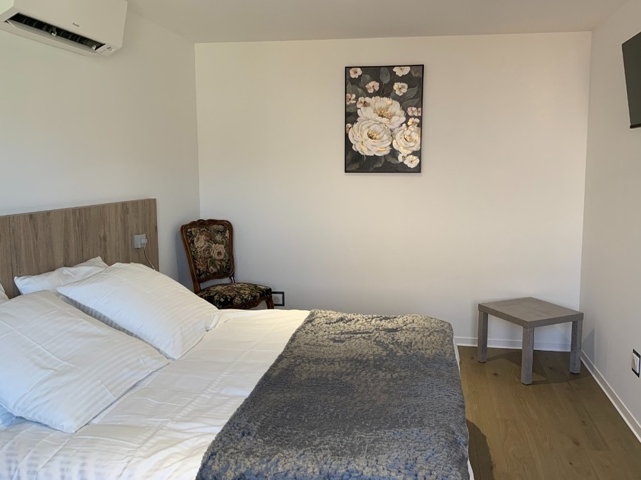 Chambre n°1 climatisée, avec TV - Gites La Source du Rey