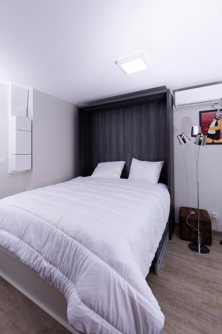 lit haut de gamme avec literie 22 cm et vrai sommier du studio côté Saône