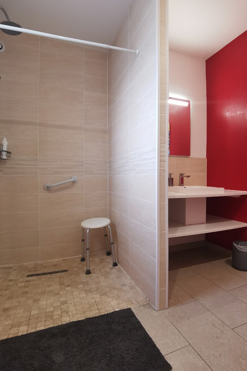 RDC: salle d'eau (accès PMR) communicantante chambre 1