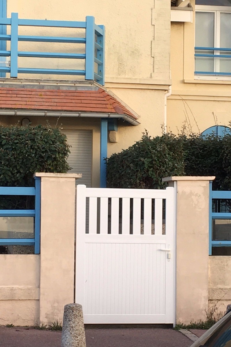 GATE PROVIDING ACCESS BETWEEN THE RESIDENCE AND THE SEA WALL