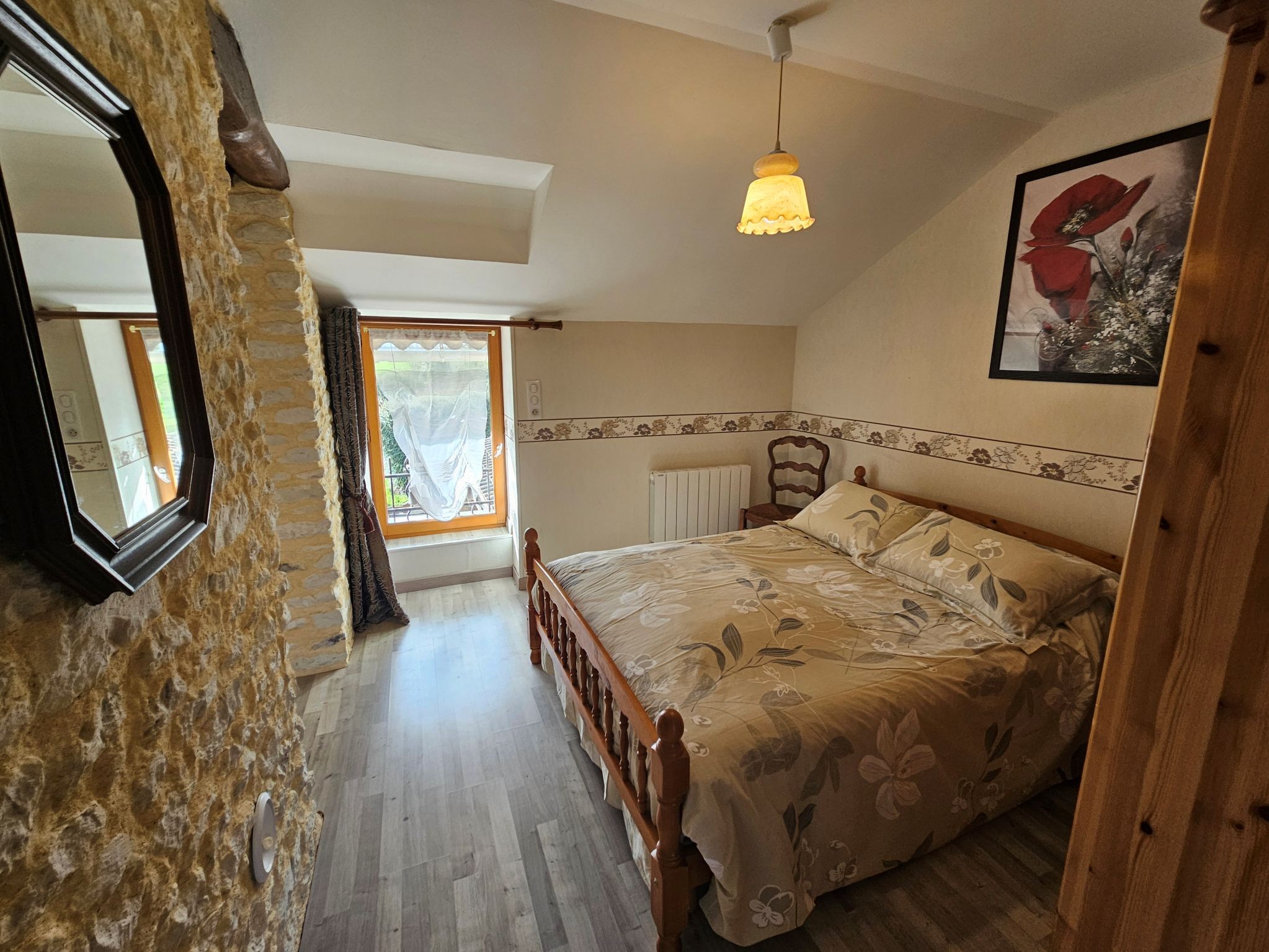 La chambre des parents avec l'accès de la chambre des enfants avec des lits superposés et table à langer