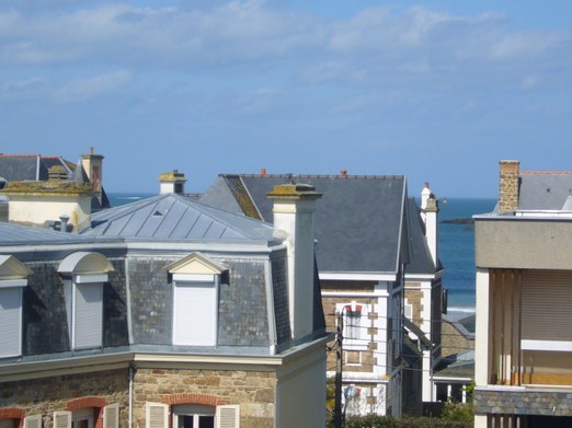 Vue des chambres.
On voit la mer très proche.