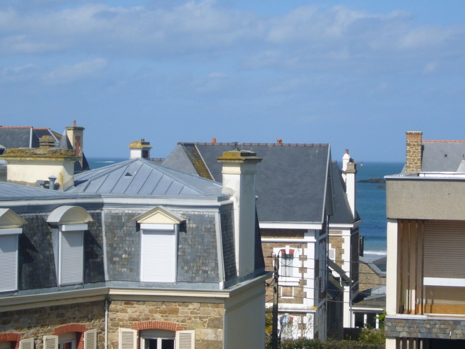Vue des chambres.
On voit la mer très proche.