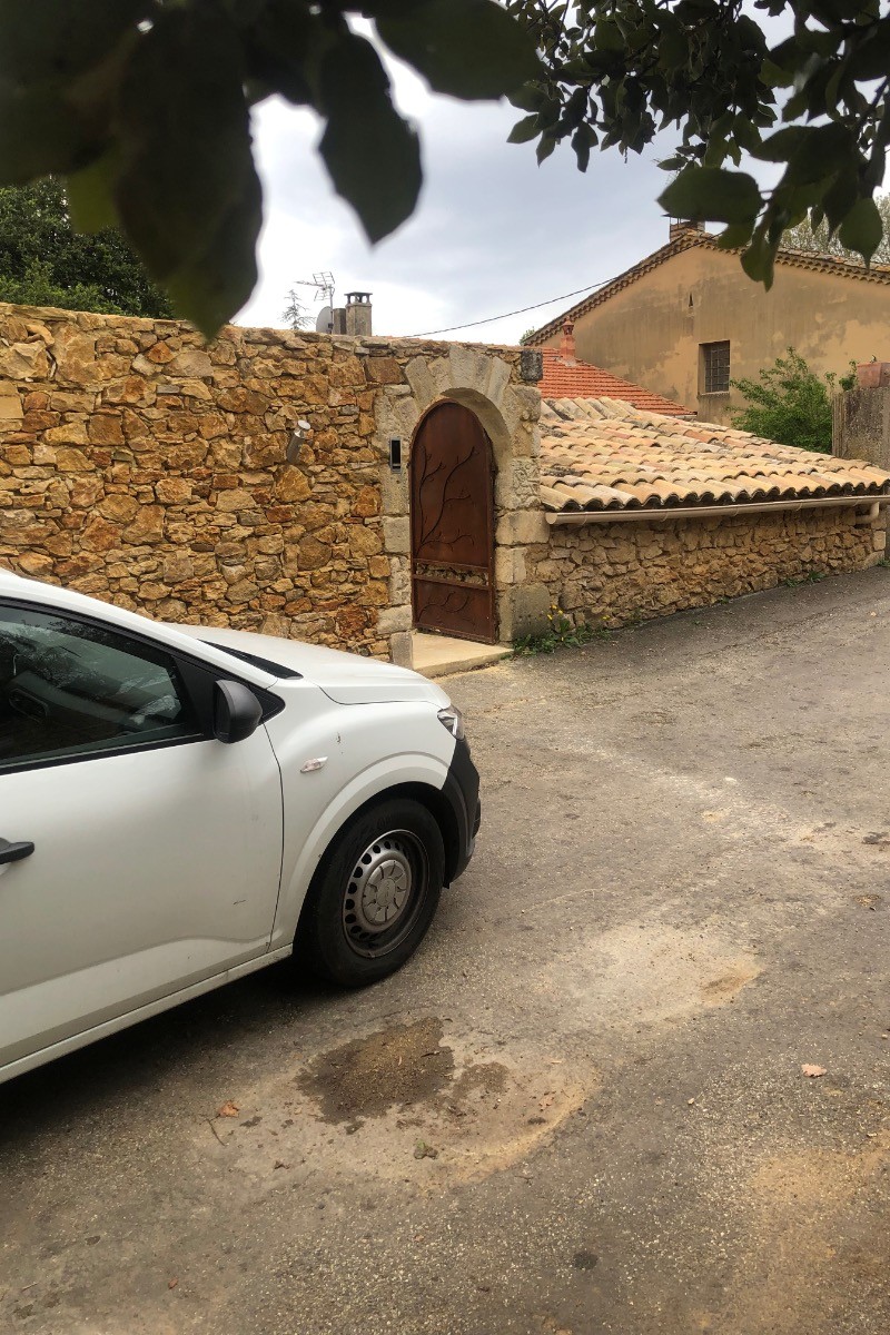 Emplacement parking prés de l'entrée