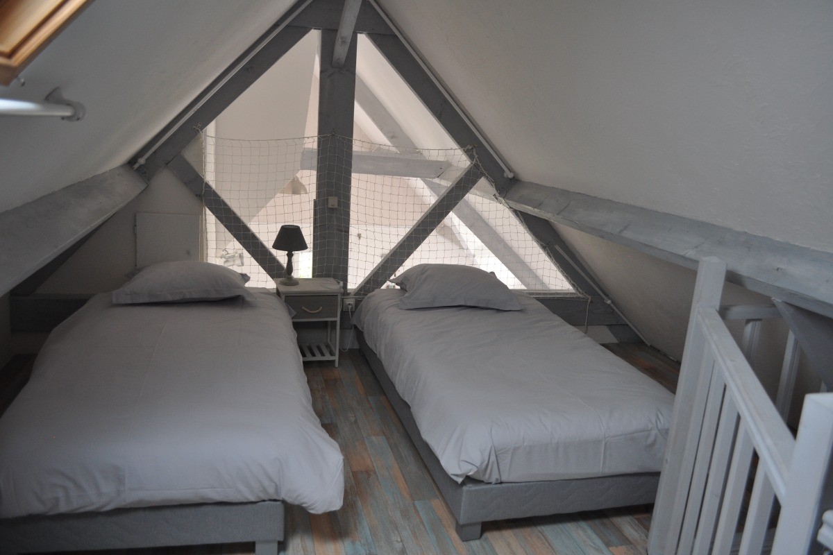 Location Clévacances - VanHeuverswyn, Plouha - Villa façade coté mer - Mezzanine ( chambre 5 )  2 lits