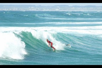surf sur les vagues de la Torche