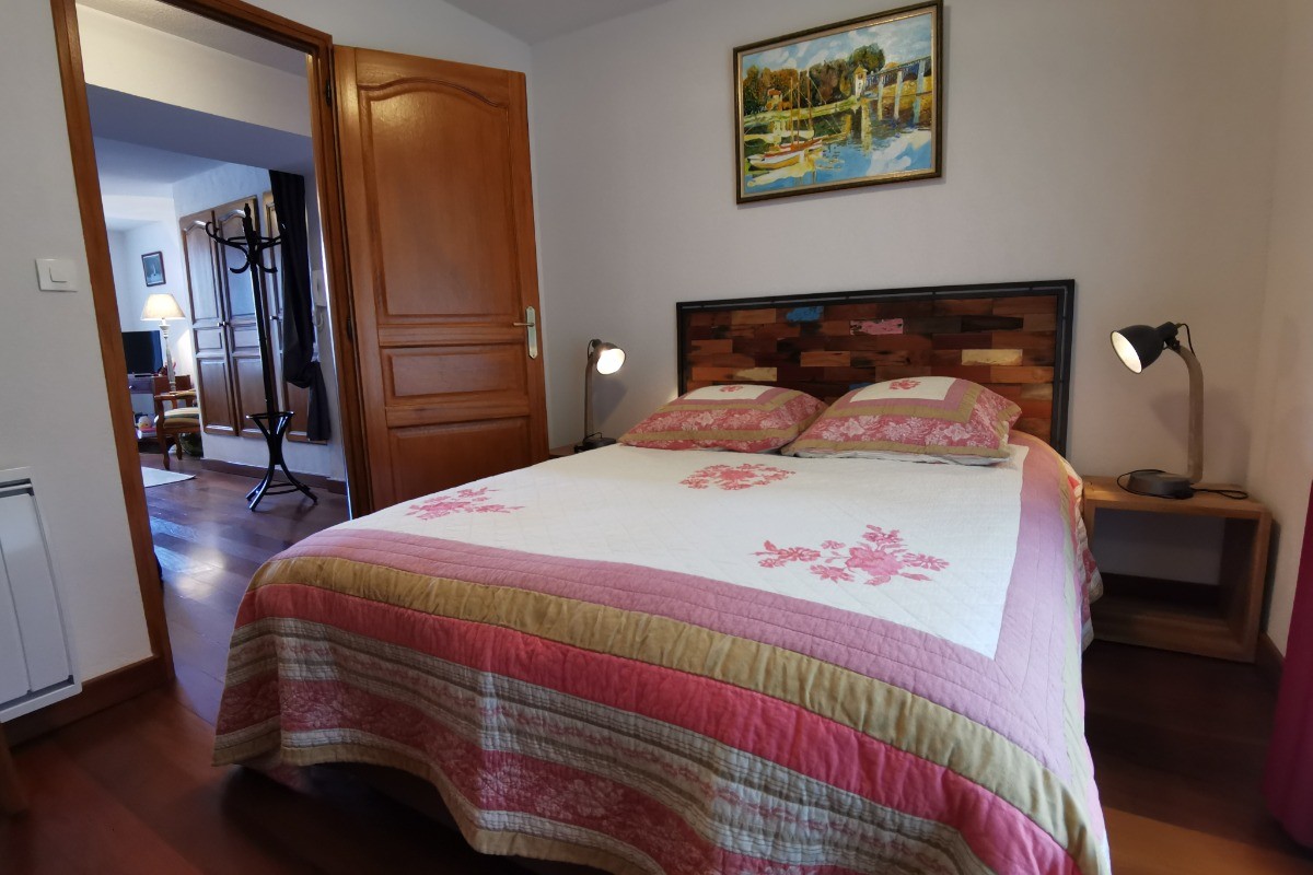 Chambre avec lit 140