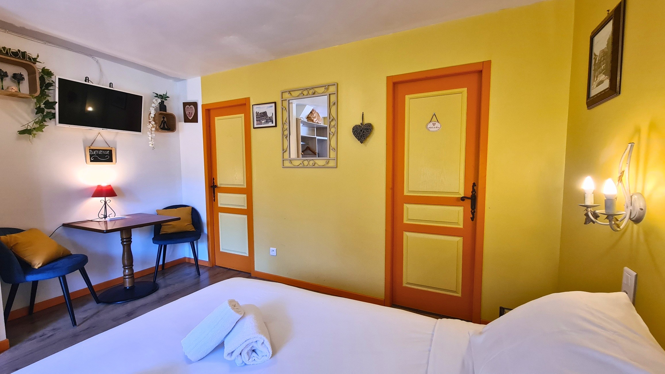 vue chambre et petit salon