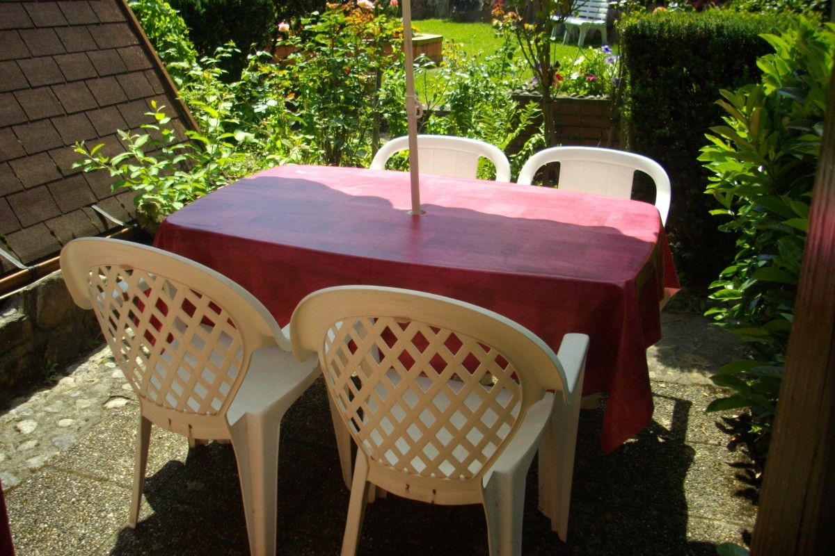 Terrasse privative Pavillon Pinot Noir face au parc fleuri