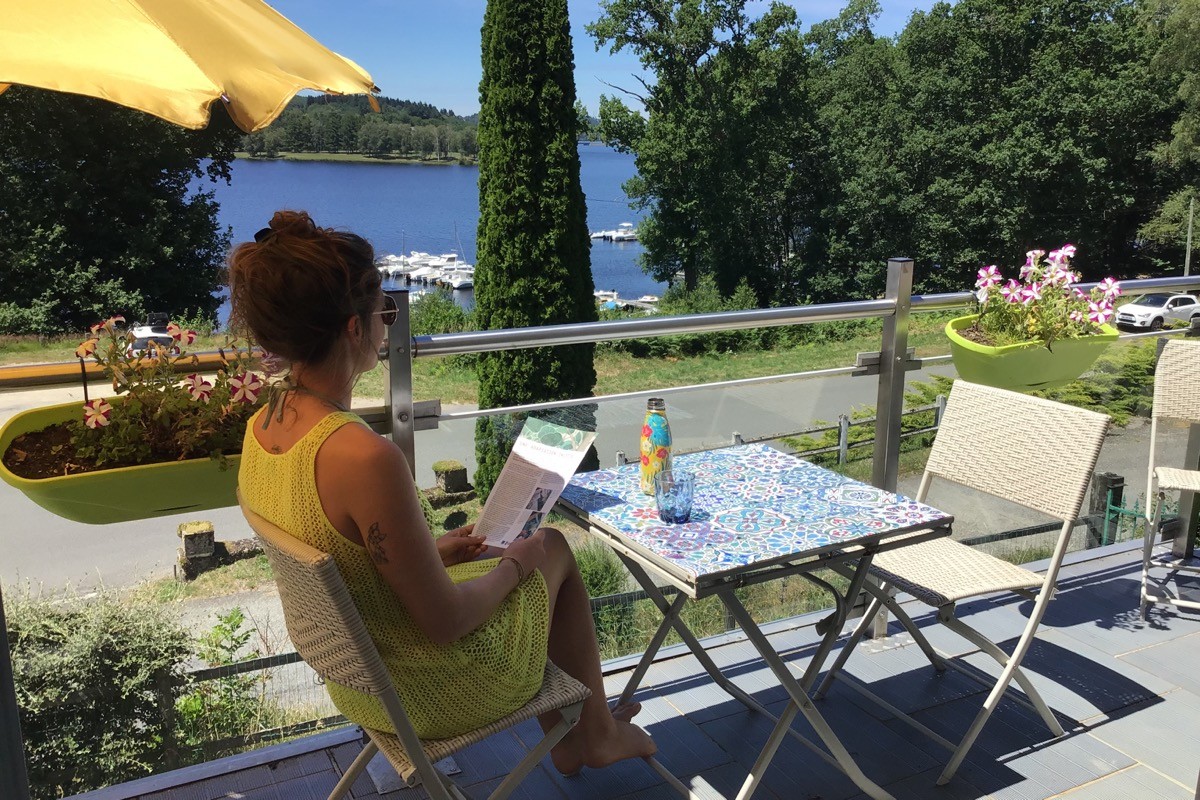 Balcon avec vue sur le lac Gîte Carole Beaumont du Lac 87120