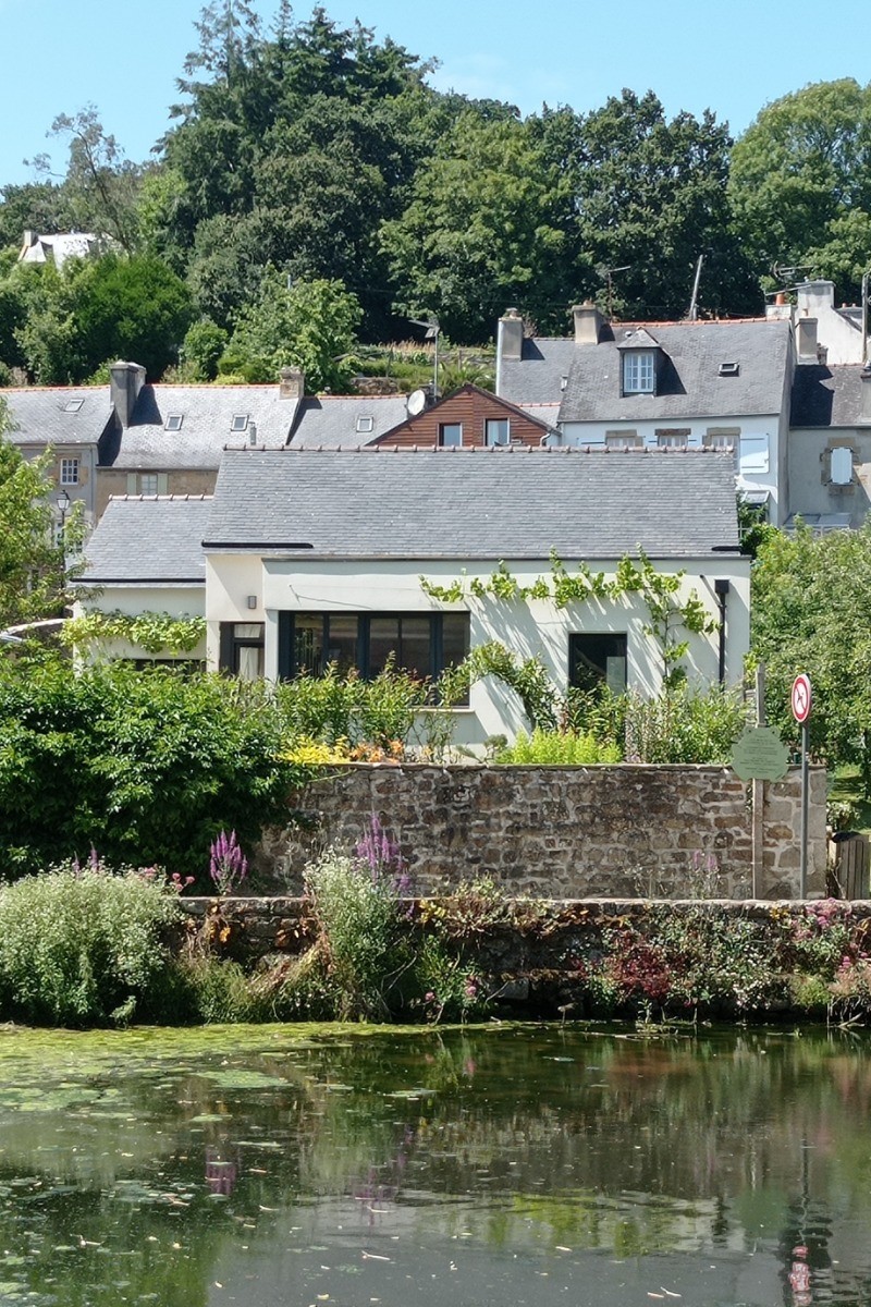 Maison dans un écrin deverdure avec une jolie rivière à poximité