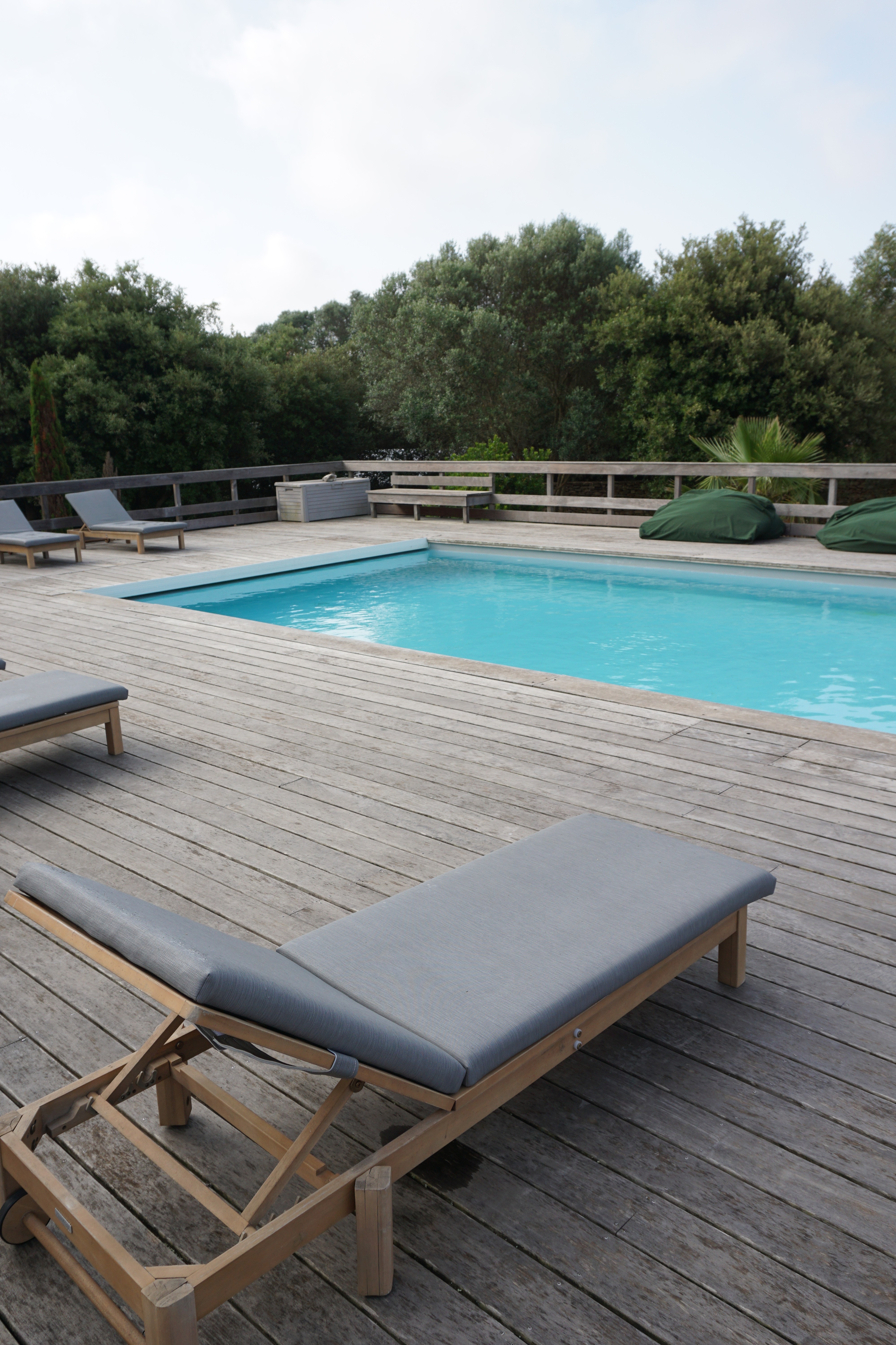 La piscine et ses bains de soleil