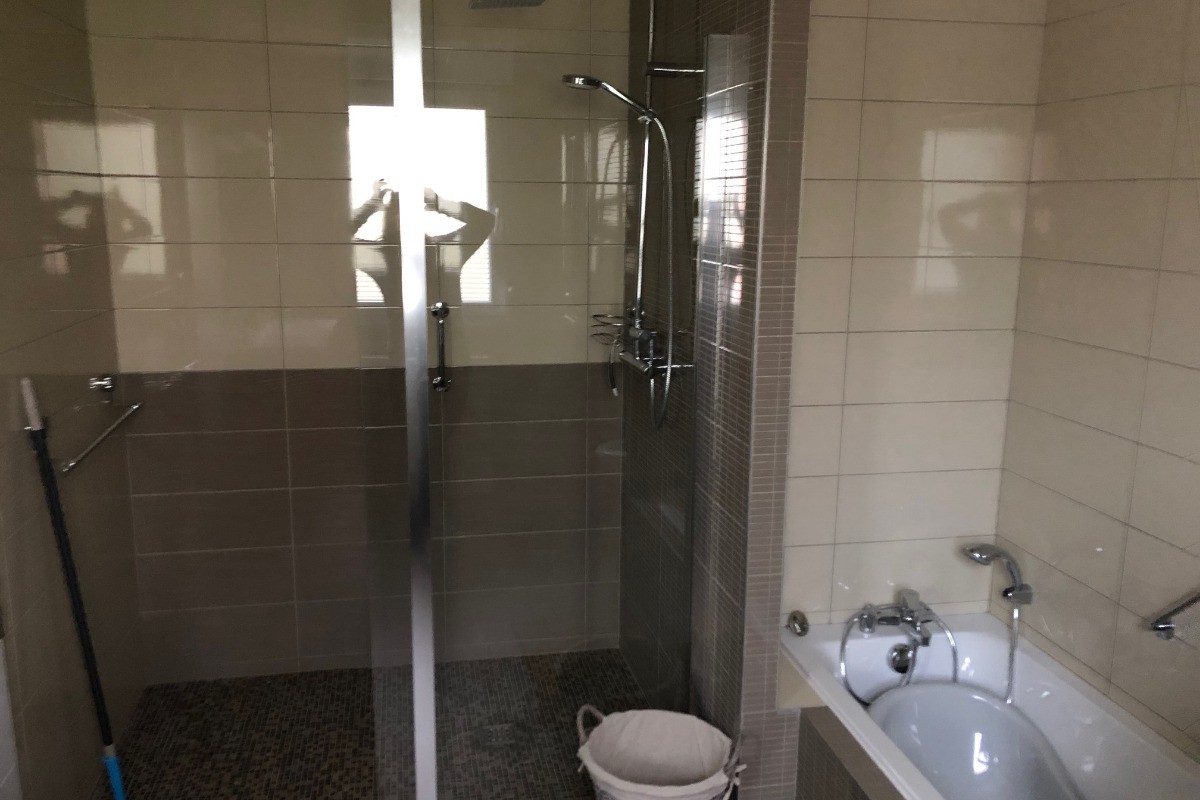Salle de Bains RDJ avec WC, Baignoire, Lavabo double Vasque et Douche a l'italienne - Maison le Cant de Jume Gérardmer