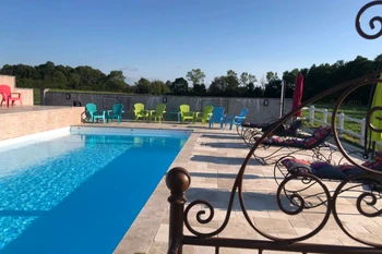 Domaine de la Bellière - Repos au bord de la piscine