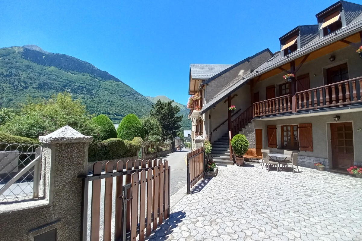 Herbergement proposé en plein centre de Luz St Sauveur avec vue directe sur la montagne