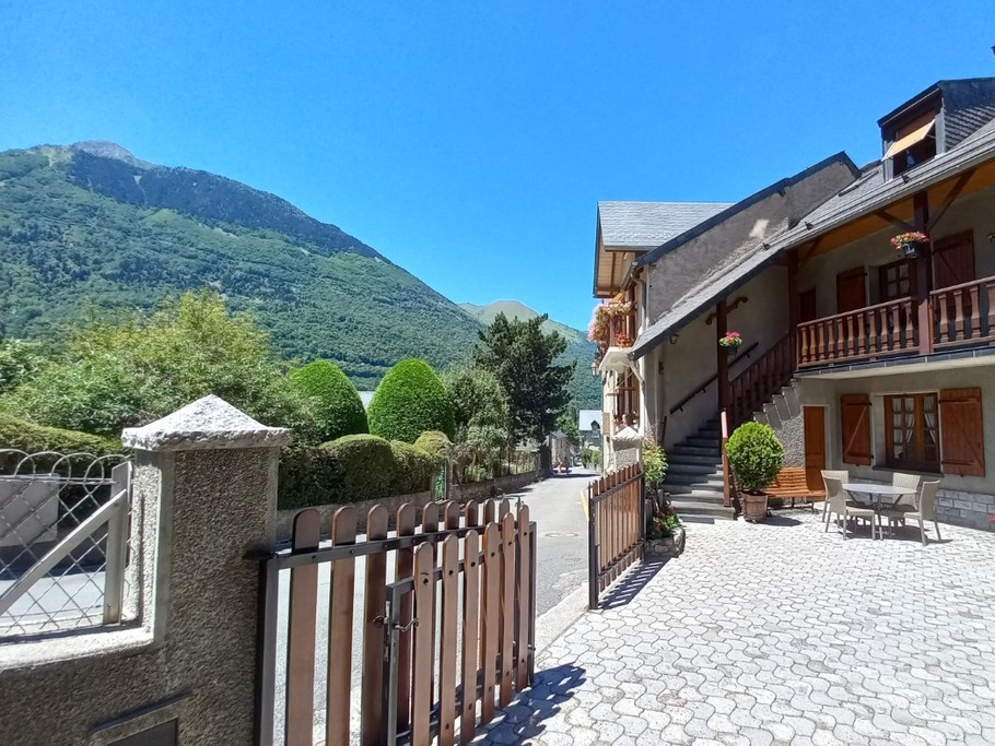 Herbergement proposé en plein centre de Luz St Sauveur avec vue directe sur la montagne