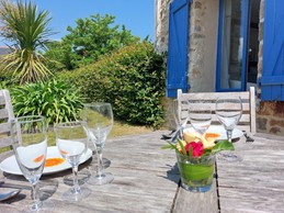 Lunch and dinner on the terrace of the Agapanthe gîte